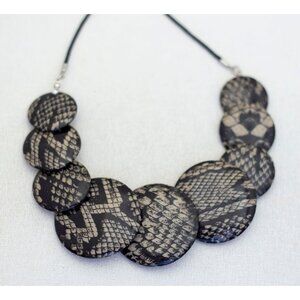 18 inch, Vintage Silver Tone Scaly Patterns Large Plastic Bib Necklace - G1